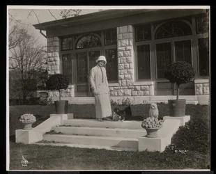 Billie Burke et trois chiens à Burkeleigh Crest, sa maison à Hastingson, New York, vers 1915